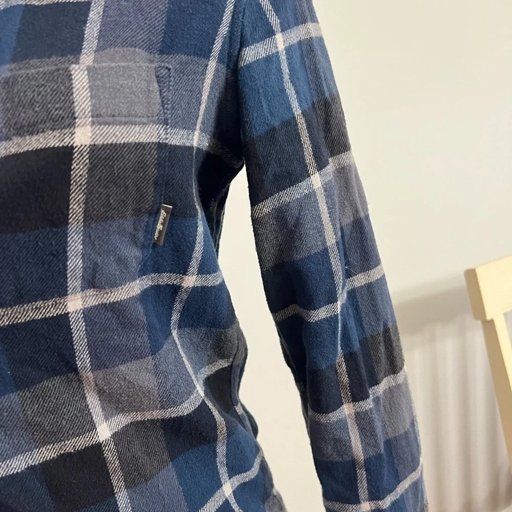 Eddie Bauer Blue and White Casual Button Down Shirt - Picture 2 of 4